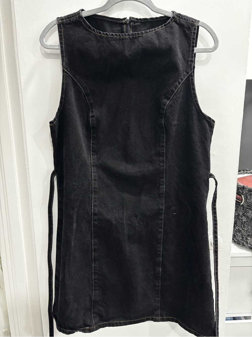 Women’s Sleeveless Black Shift Dress